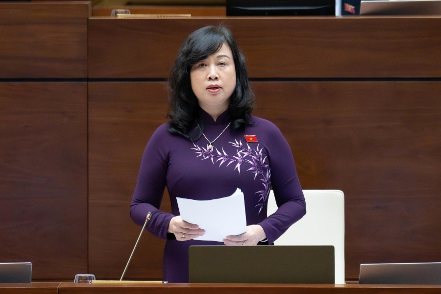  Bộ trưởng Bộ Y tế Đào Hồng Lan giải trình các nội dung đại biểu quan tâm. Ảnh: Quochoi.vn.