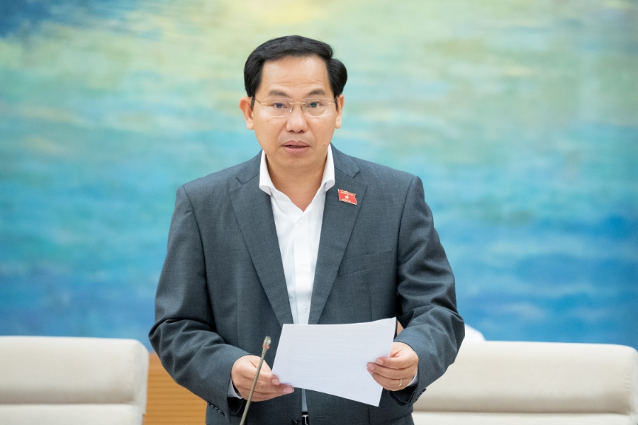 Tổng thư ký Quốc hội, Chủ nhiệm Văn phòng Quốc hội Lê Quang Mạnh, Chánh Văn phòng Hội đồng bầu cử quốc gia báo cáo  về việc triển khai công tác chuẩn bị bầu cử đại biểu Quốc hội khóa 16 và đại biểu Hội đồng nhân dân các cấp nhiệm kỳ 2026-2031. Ảnh: Quốc hội.