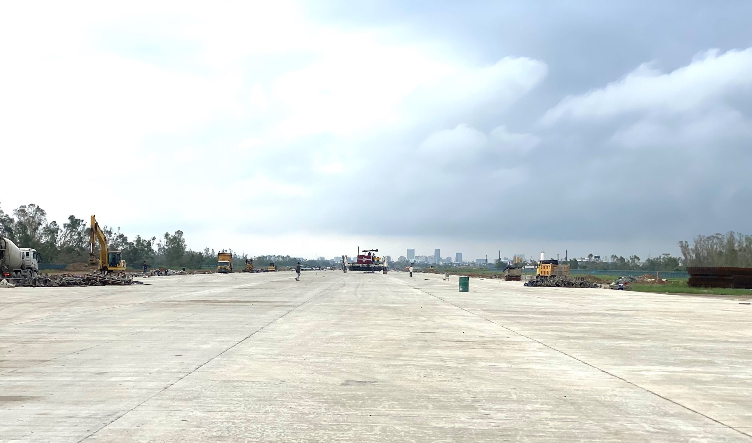 Đường cất hạ cánh gồm đổ bê tông, cấp thoát nước, đường lăn W1, W2 đã cơ bản hoàn thiện. Ảnh: Thu Huyền