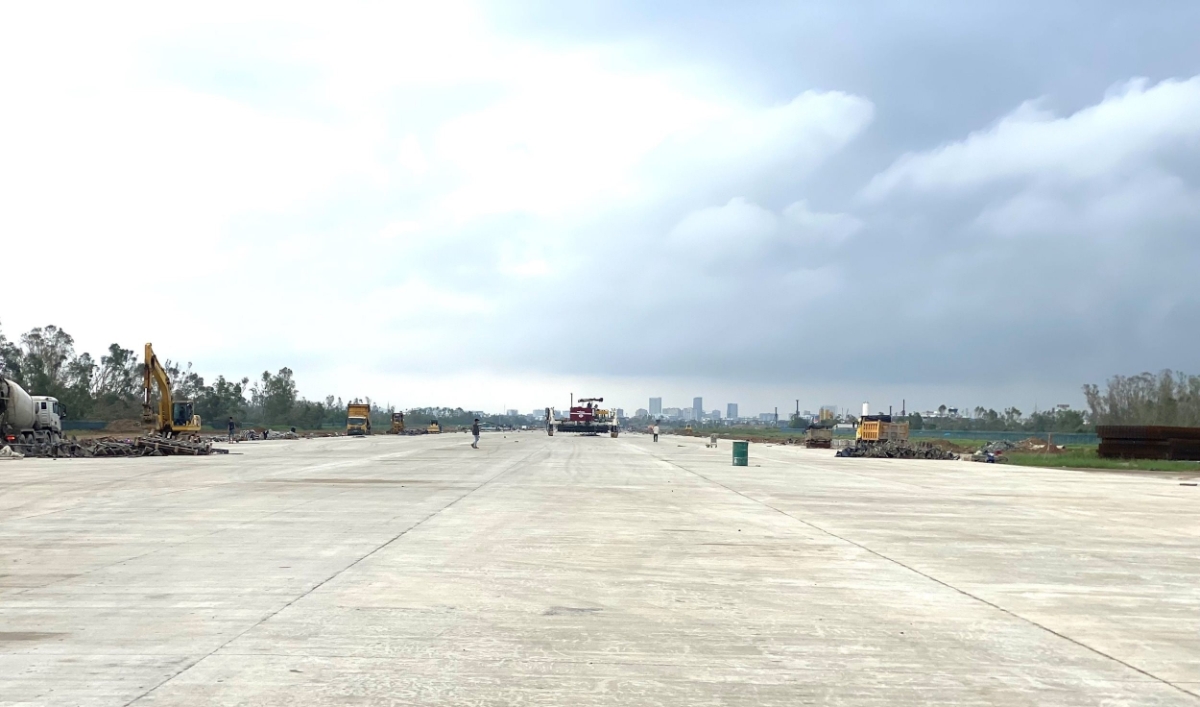 Đường cất hạ cánh gồm đổ bê tông, cấp thoát nước, đường lăn W1, W2 đã cơ bản hoàn thiện. Ảnh: Thu Huyền