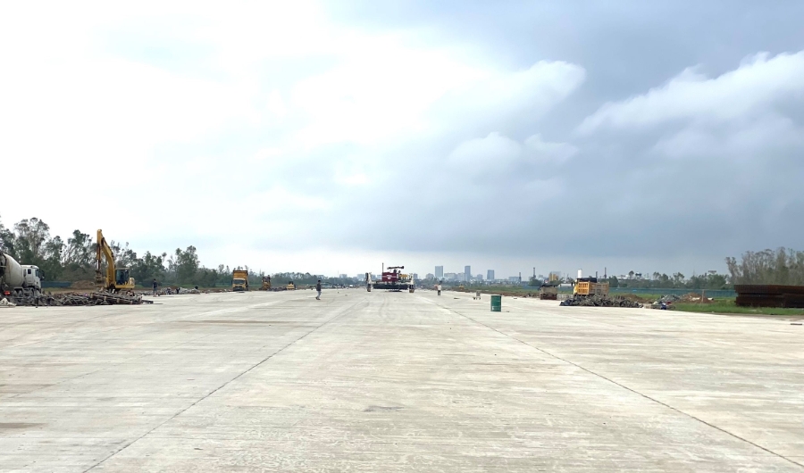 Đường cất hạ cánh gồm đổ bê tông, cấp thoát nước, đường lăn W1, W2 đã cơ bản hoàn thiện. Ảnh: Thu Huyền