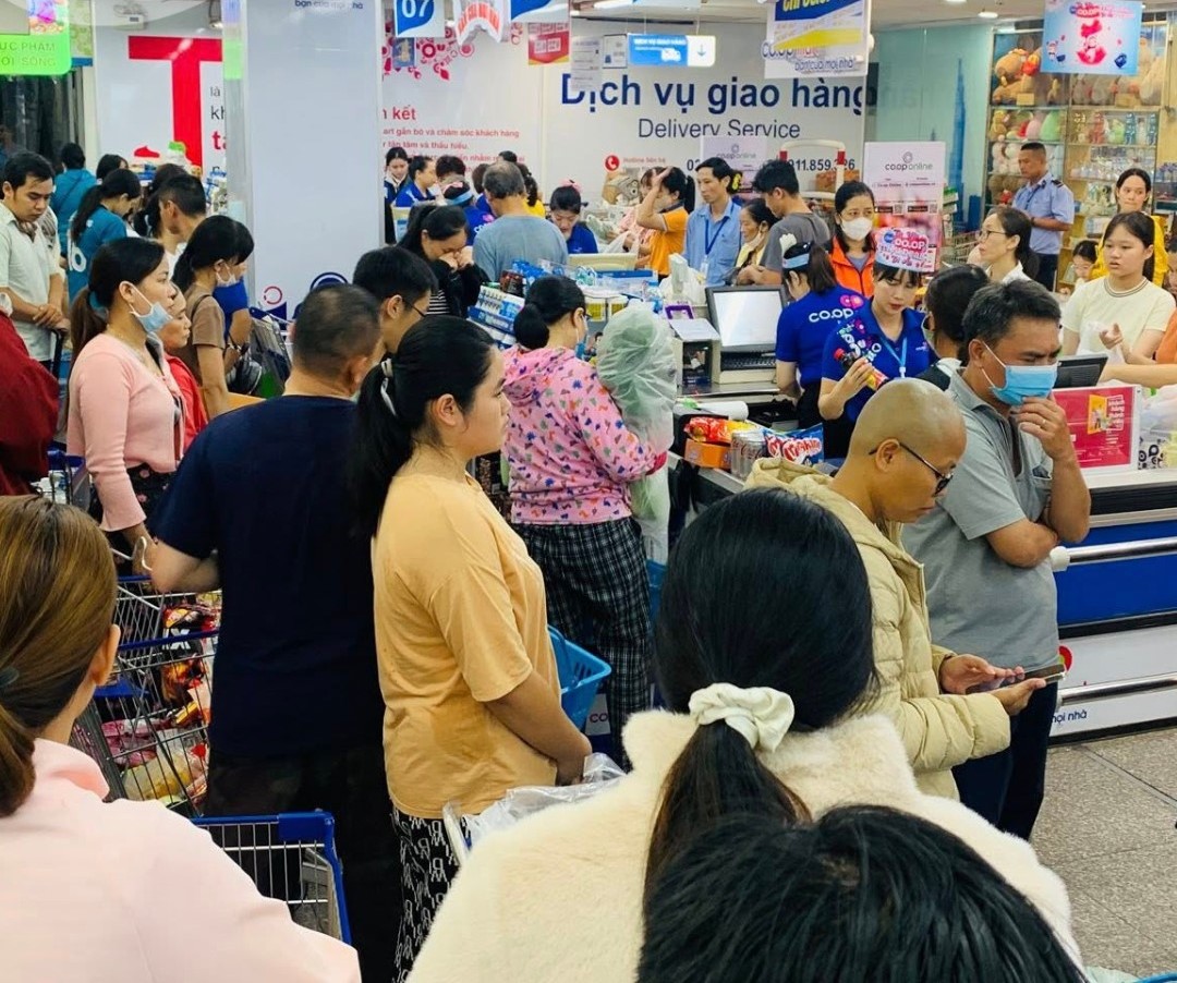 Các doanh nghiệp tăng thêm nhiều khuyến mại để hướng tới mùa tiêu dùng cuối năm.