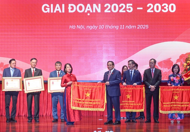 Các đơn vị nhận Cờ Thi đua Chính phủ. Ảnh: VGP.