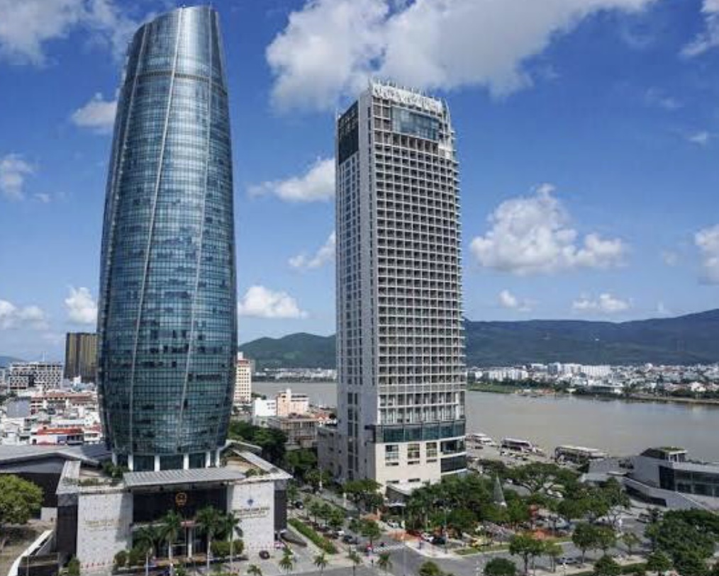 Trung tâm Hành chính Đà Nẵng (tòa nhà bên trái).