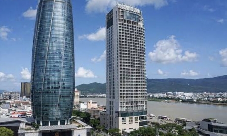 Trung tâm Hành chính Đà Nẵng (tòa nhà bên trái).