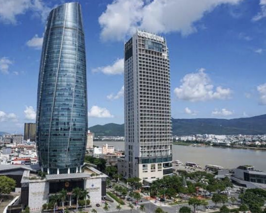 Trung tâm Hành chính Đà Nẵng (tòa nhà bên trái).