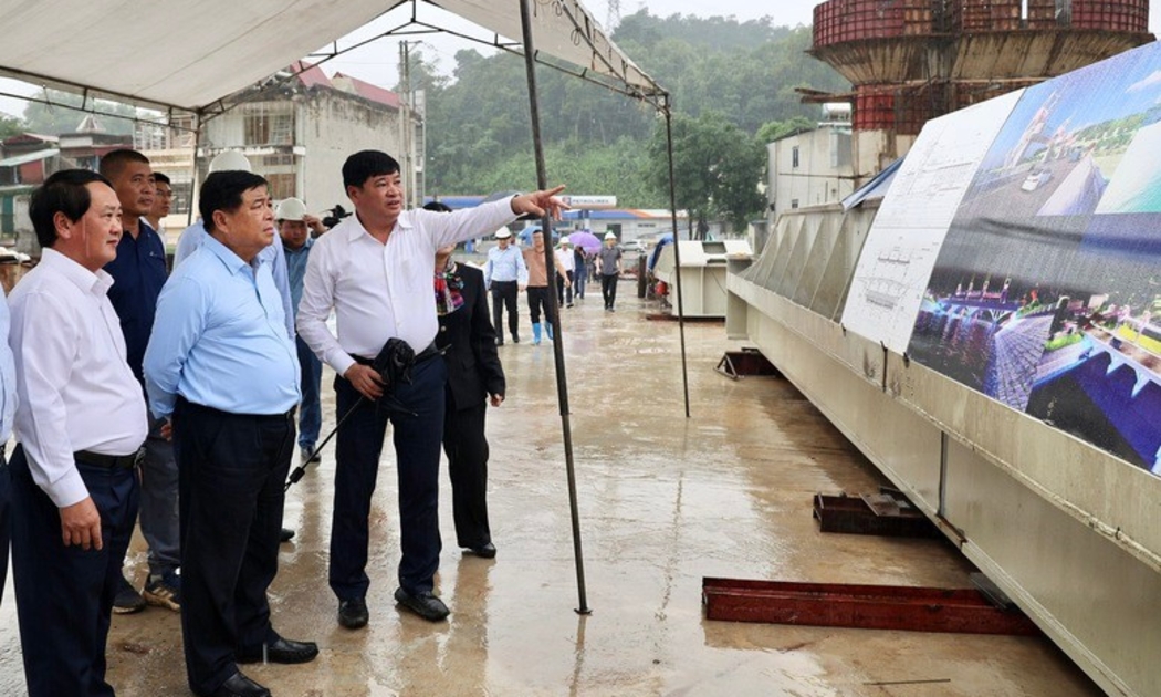 Phó Thủ tướng kiểm tra thực địa nút giao thông tại tuyến nối giữa thành phố Hà Giang trước kia và cao tốc Tuyên Quang - Hà Giang. Ảnh: Báo VGP