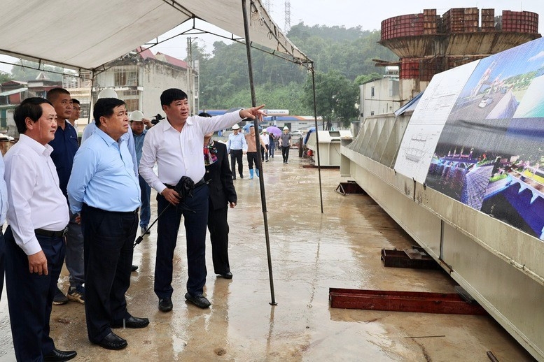 Phó Thủ tướng kiểm tra thực địa nút giao thông tại tuyến nối giữa thành phố Hà Giang trước kia và cao tốc Tuyên Quang - Hà Giang. Ảnh: Báo VGP