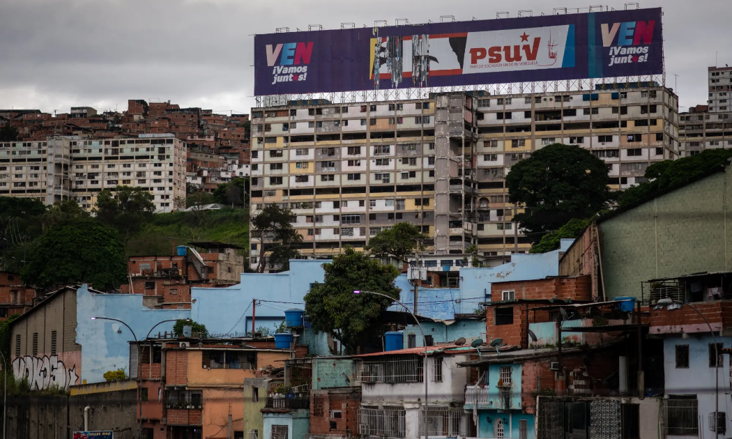 Một góc thủ đô Caracas của Venezuela - Ảnh: Bloomberg.
