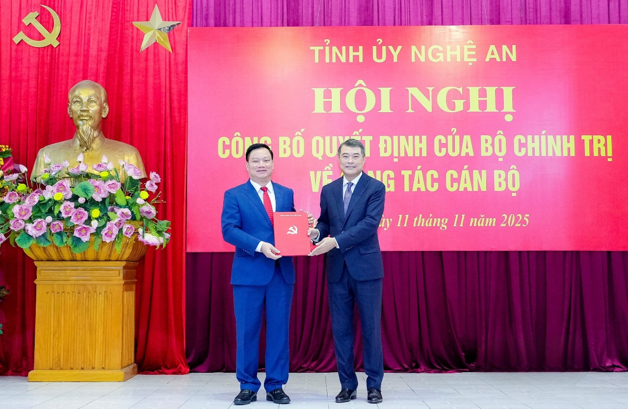 Ủy viên Bộ Chính trị, Bí thư Trung ương Đảng, Trưởng ban Tổ chức Trung ương Lê Minh Hưng đã trao Quyết định của Bộ Chính trị cho tân Bí thư Tỉnh ủy Nghệ An Nguyễn Khắc Thận. Ảnh: Phạm Bằng