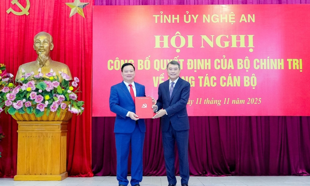 Ủy viên Bộ Chính trị, Bí thư Trung ương Đảng, Trưởng ban Tổ chức Trung ương Lê Minh Hưng đã trao Quyết định của Bộ Chính trị cho tân Bí thư Tỉnh ủy Nghệ An Nguyễn Khắc Thận. Ảnh: Phạm Bằng