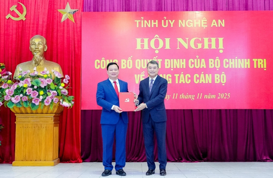 Ủy viên Bộ Chính trị, Bí thư Trung ương Đảng, Trưởng ban Tổ chức Trung ương Lê Minh Hưng đã trao Quyết định của Bộ Chính trị cho tân Bí thư Tỉnh ủy Nghệ An Nguyễn Khắc Thận. Ảnh: Phạm Bằng