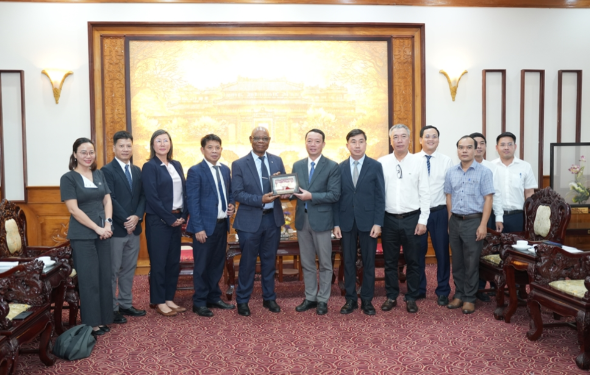 Chủ tịch UBND thành phố Huế Phan Thiên Định tặng quà lưu niệm cho ông Martin Kabaluapa Kapinga