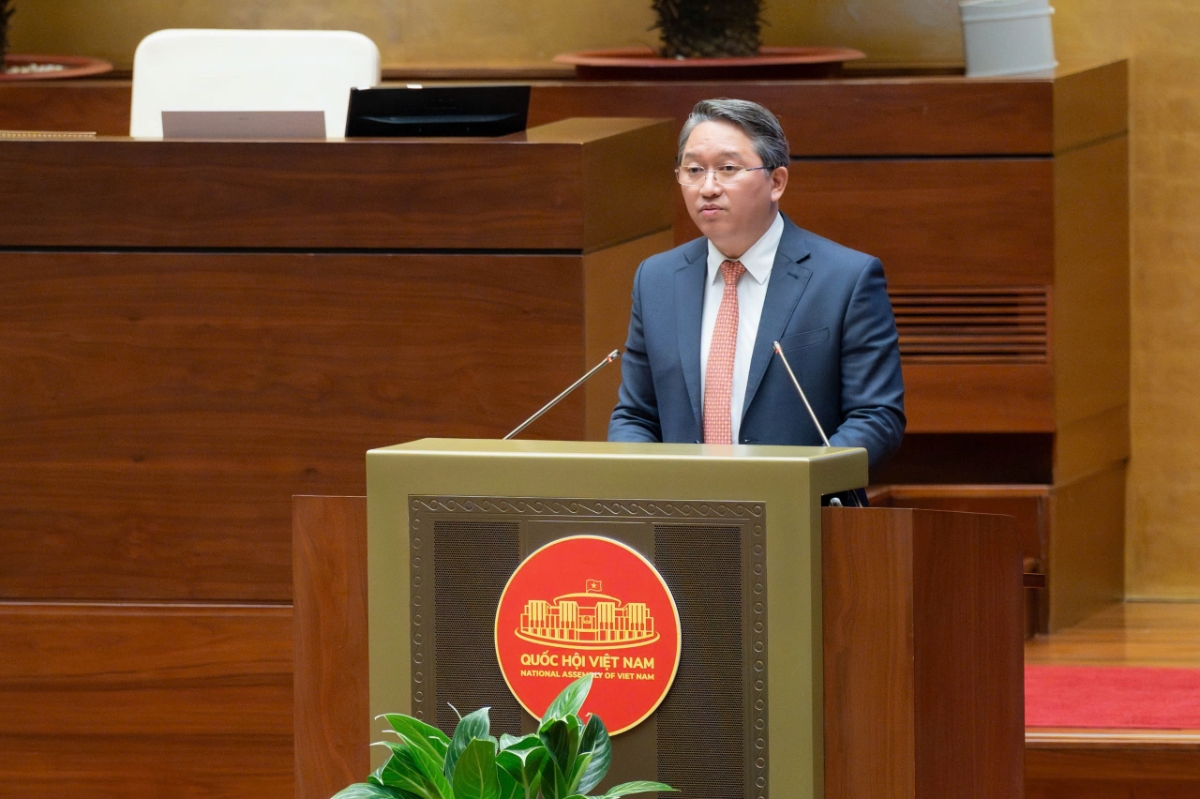 Bộ trưởng Bộ Tư pháp Nguyễn Hải Ninh phát biểu giải trình vấn đề đại biểu nêu.&nbsp;Ảnh: Quốc hội.