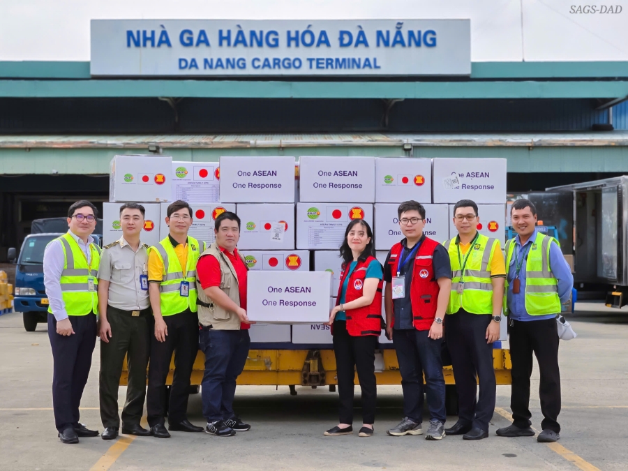 Tiếp nhận lô hàng cứu trợ