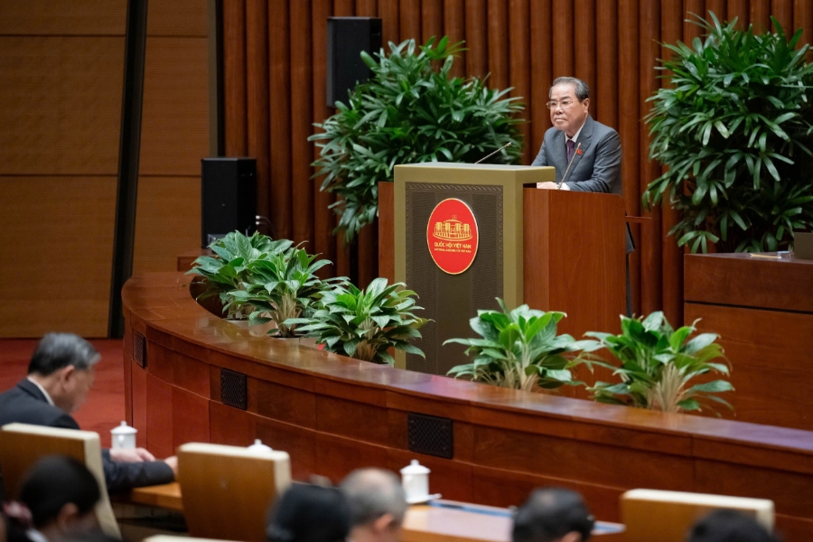 Chủ nhiệm Ủy ban Dân nguyện và Giám sát Dương Thanh Bình trình bày Báo cáo thẩm tra dự án Luật sửa đổi, bổ sung một số điều của Luật Tiếp công dân, Luật Khiếu nại, Luật Tố cáo. Ảnh: Quốc hội. 