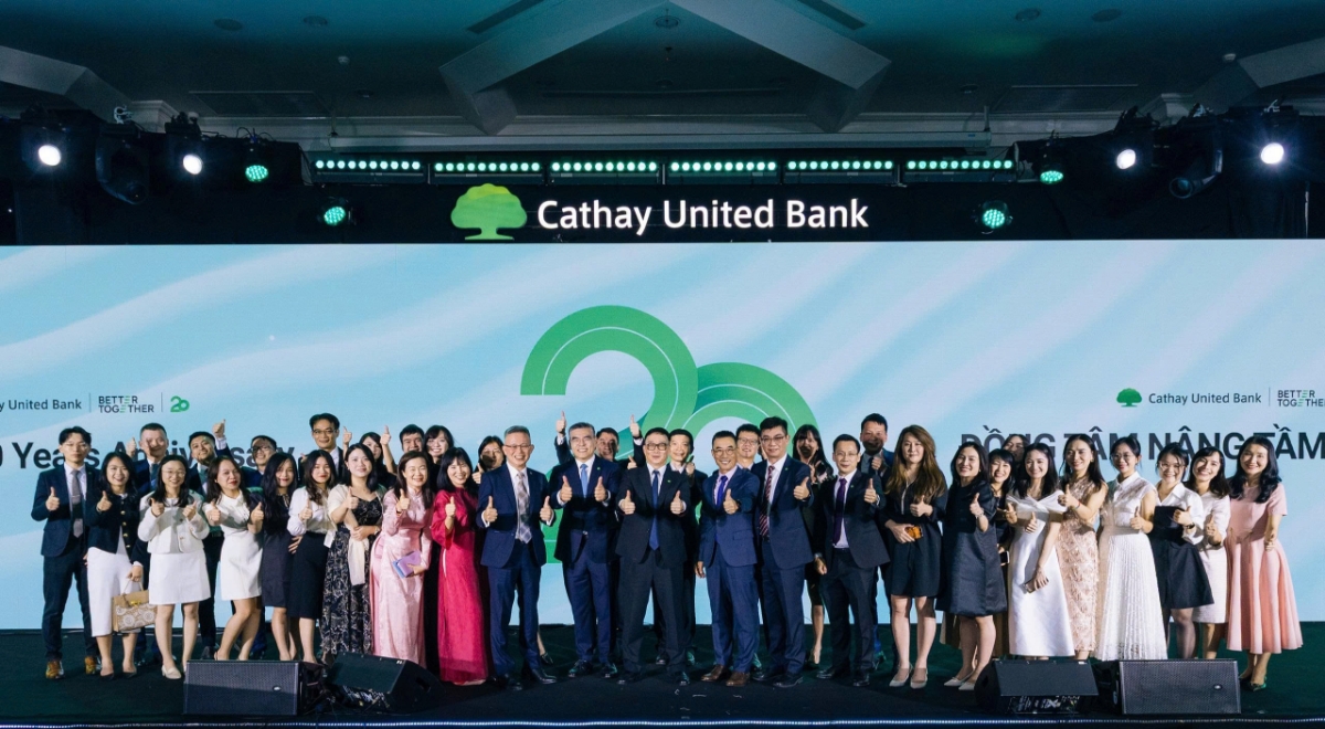 Toàn thể đội ngũ CUBHCM đã cùng nhau kỷ niệm cột mốc 20 năm thành lập tại Việt Nam. Ảnh: Cathay United Bank.