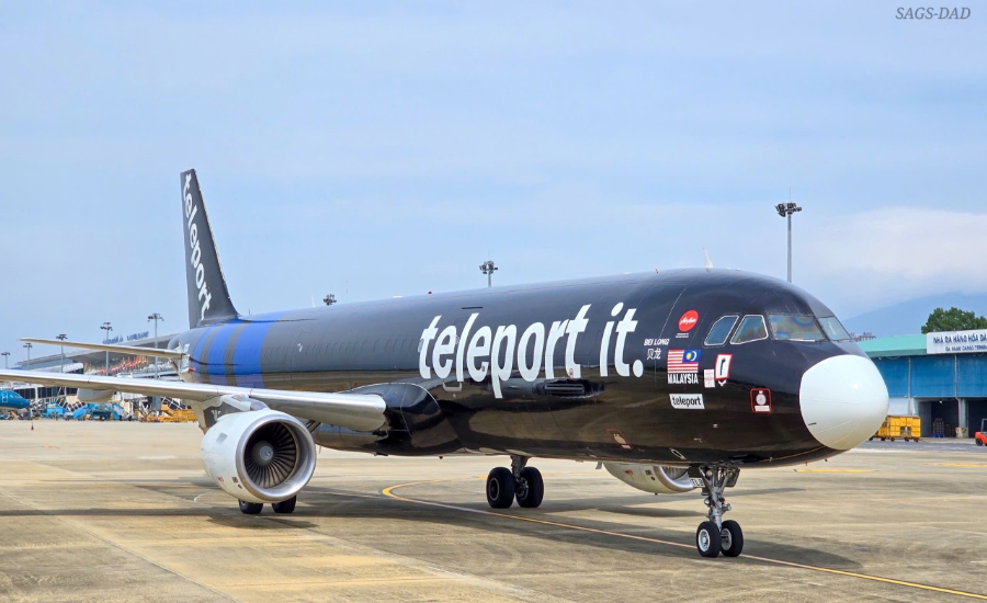 Máy bay vận chuyển hàng cứu trợ hạ cánh xuống sân bay Đà Nẵng