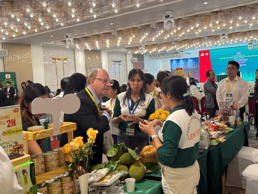 Khách hàng tham quan, mua sắm các sản phẩm do doanh nghiệp Việt sản xuất.