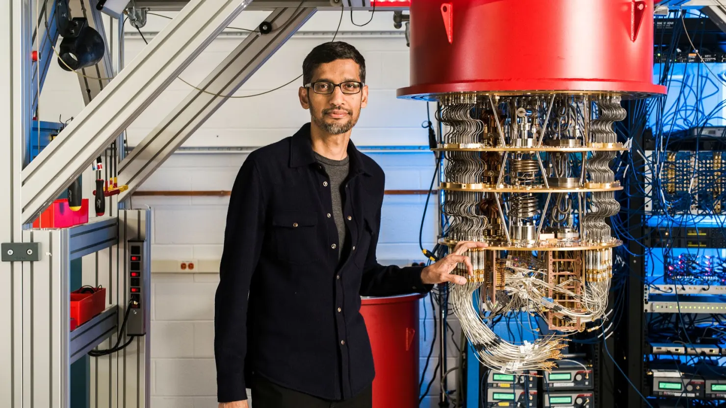 Ông Sundar Pichai - CEO của Google chụp ảnh cùng một trong những máy tính lượng tử của Google tại California năm 2019. Ảnh: Reuters