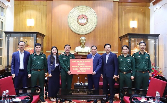 Thừa ủy quyền của Quân ủy Trung ương, Bộ Quốc phòng, Thượng tướng Trương Thiên Tô, Phó chủ nhiệm Tổng cục Chính trị Quân đội nhân dân Việt Nam trao số tiền ủng hộ 1 tỷ đồng tới Quỹ “Vì người nghèo” Trung ương. Ảnh: Minh Hiển.