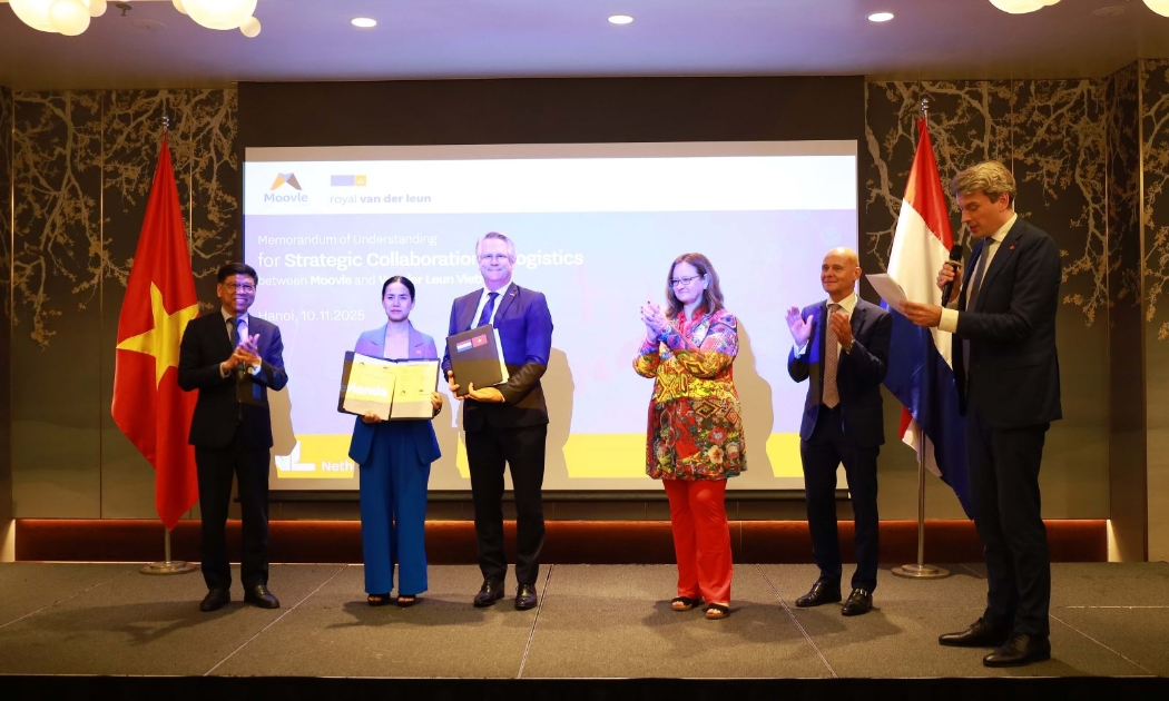 Thứ trưởng Nguyễn Xuân Sang và Bộ trưởng Aukje de Vries chứng kiến hai bên trao đổi các biên bản ghi nhớ hợp tác song phương trong lĩnh vực hạ tầng xanh và logistics thông minh. Ảnh: Công thông tin Bộ Xây dựng.