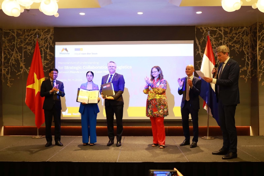 Thứ trưởng Nguyễn Xuân Sang và Bộ trưởng Aukje de Vries chứng kiến hai bên trao đổi các biên bản ghi nhớ hợp tác song phương trong lĩnh vực hạ tầng xanh và logistics thông minh. Ảnh: Công thông tin Bộ Xây dựng.