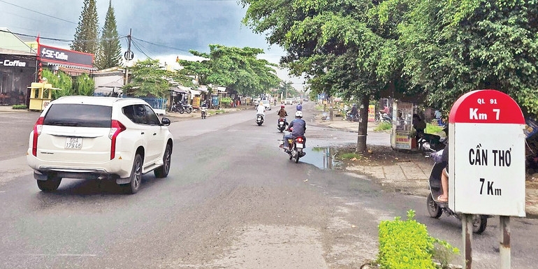 Nhiều đoạn đường trên tuyến Quốc lộ 91 cũ hư hỏng, xuống cấp - Ảnh: Báo Nhân dân.