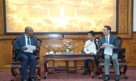 Chủ tịch UBND thành phố Huế Phan Thiên Định và ông Martin Kabaluapa Kapinga trao đổi những định hướng hợp tác trong thời gian tới.