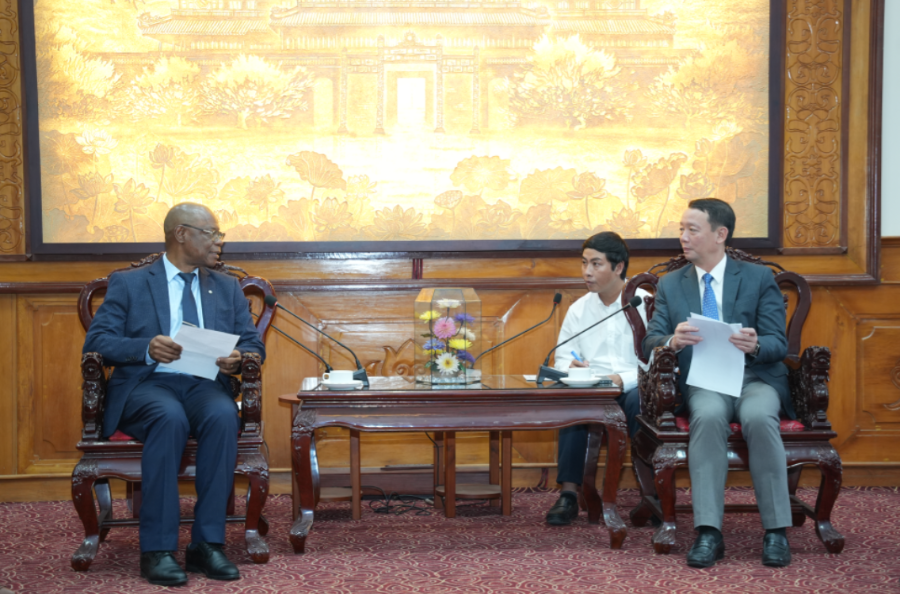 Chủ tịch UBND thành phố Huế Phan Thiên Định và ông Martin Kabaluapa Kapinga trao đổi những định hướng hợp tác trong thời gian tới.