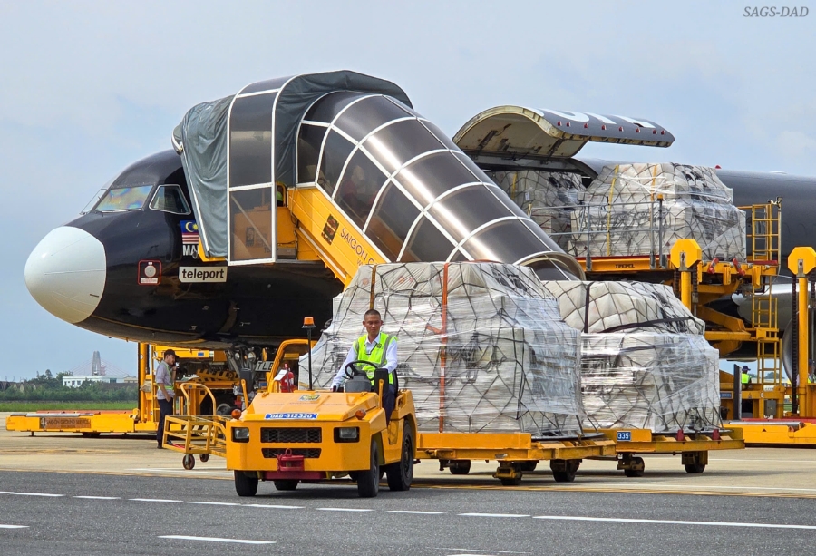 Bốc dỡ lô hàng cứu trợ tại sân bay quốc tế Đà Nẵng.