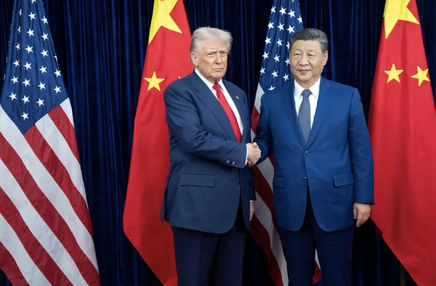 Tổng thống Mỹ Donald Trump (trái) và Chủ tịch Trung Quốc Tập Cận Bình trong cuộc gặp ở Hàn Quốc hôm 30/10/2025 - Ảnh: NYT.
