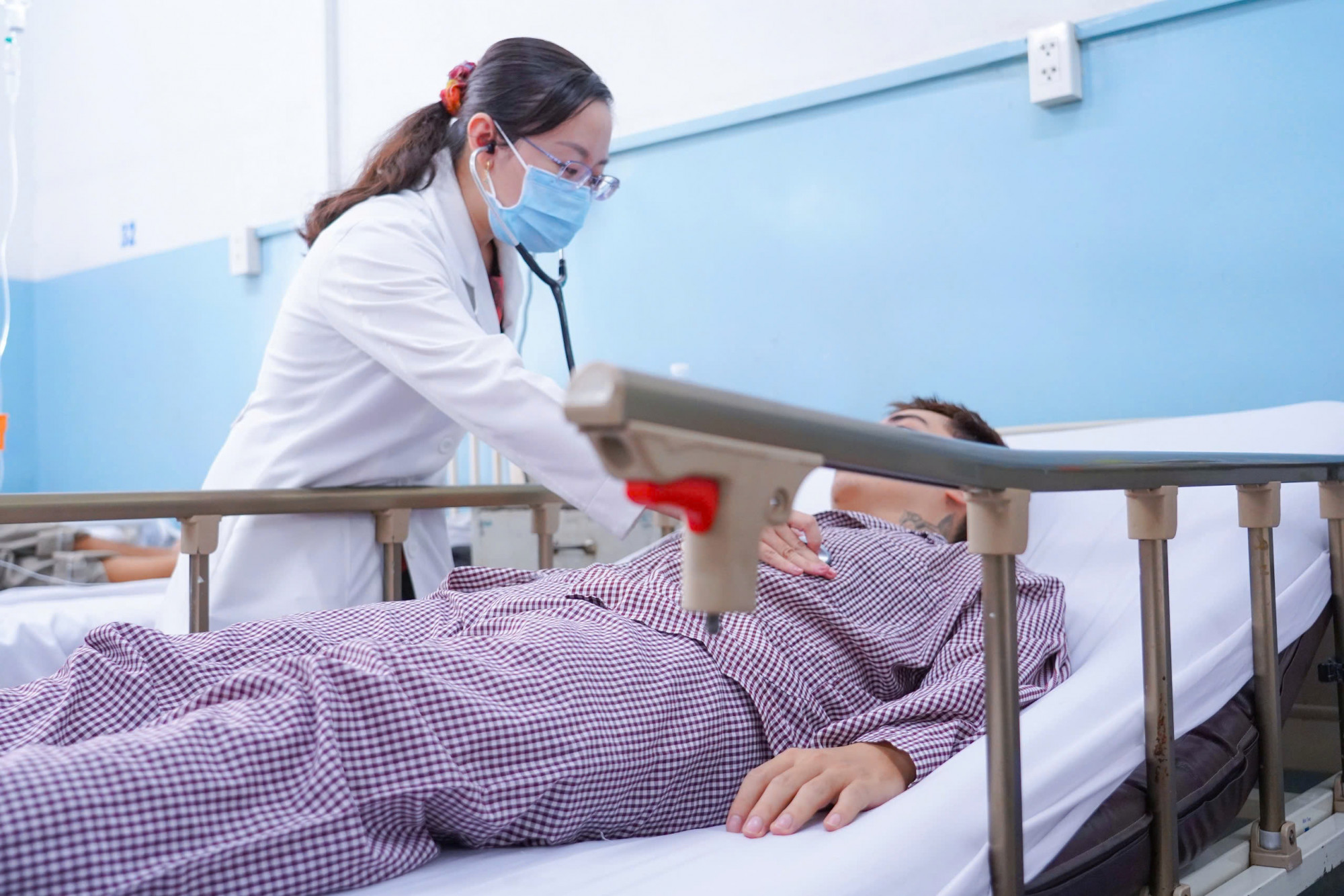 Bác sĩ Bệnh viện Nhân dân Gia Định thăm khám người bệnh.