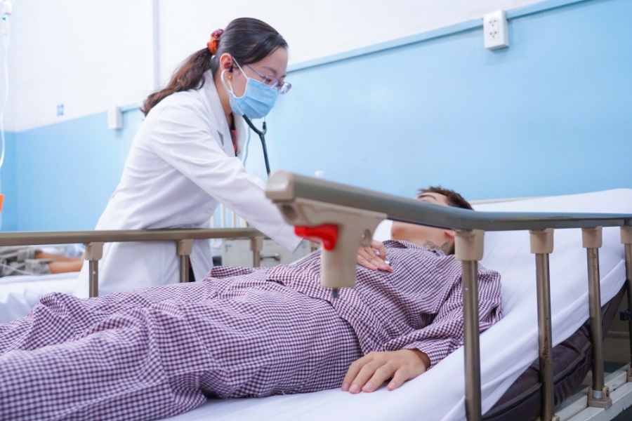 Bác sĩ Bệnh viện Nhân dân Gia Định thăm khám người bệnh.