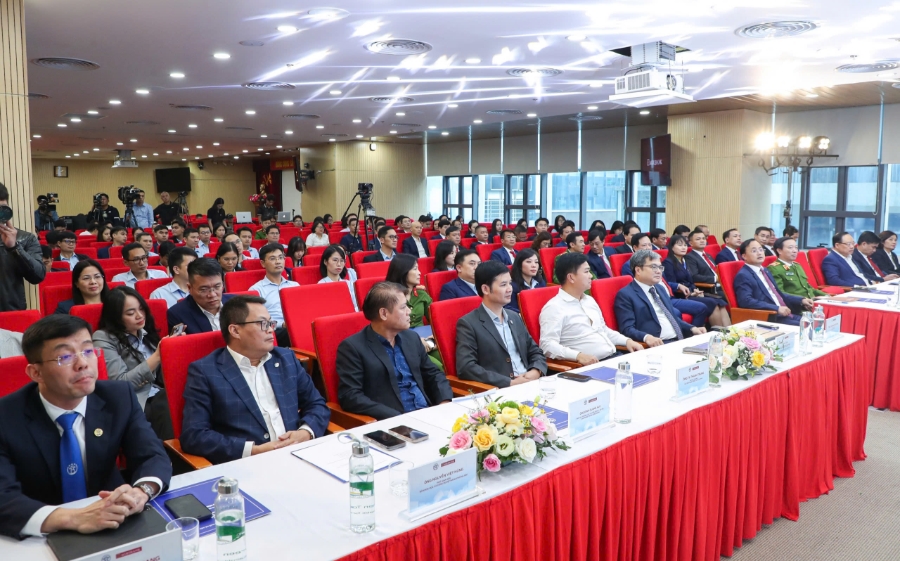 Đại biểu dự Lễ ra mắt mô hình thí điểm Kiosk thông minh và Hệ thống xác thực, cấp bản sao số tài liệu điện tử tại Trung tâm Phục vụ hành chính công thành phố Hà Nội.