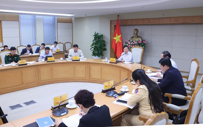 Phó Thủ tướng Trần Hồng Hà chủ trì cuộc họp nghe báo cáo, cho ý kiến đối với dự thảo Quyết định của Thủ tướng Chính phủ về lộ trình áp dụng quy chuẩn kỹ thuật quốc gia đối với khí thải xe ô tô. Ảnh: Minh Khôi
