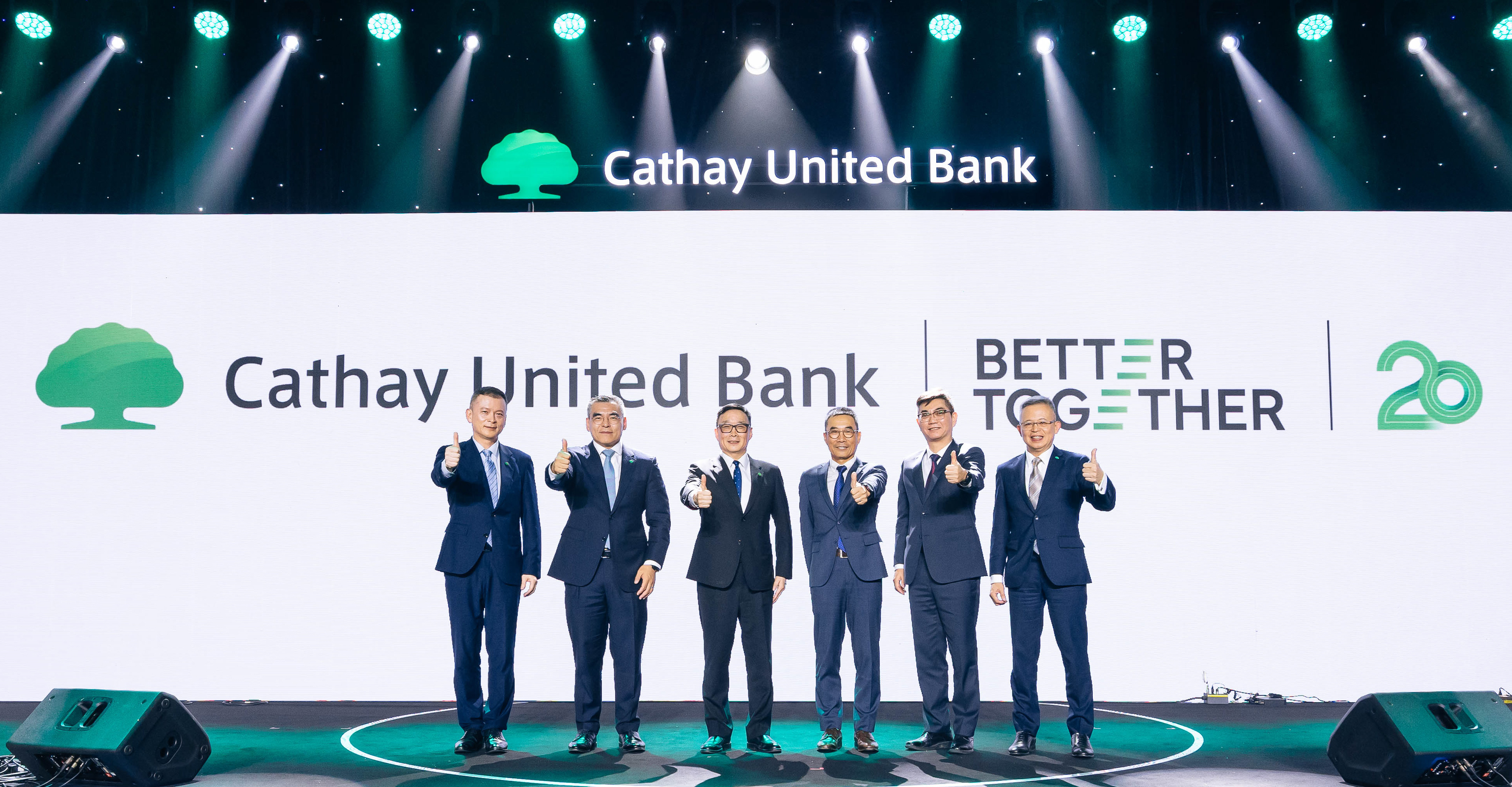 Ông Andrew Kuo, Chủ tịch Hội đồng Quản trị Ngân hàng CUB (thứ ba từ trái sang). Ảnh: Cathay United Bank.