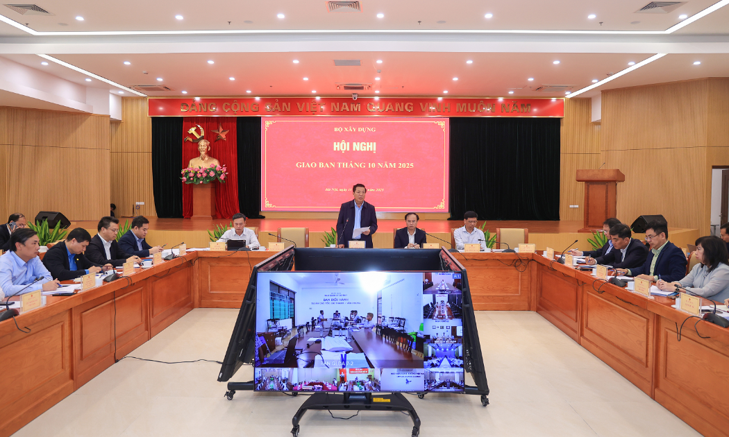 Bộ trưởng Trần Hồng Minh phát biểu chỉ đạo cuộc họp (Ảnh: BXD).