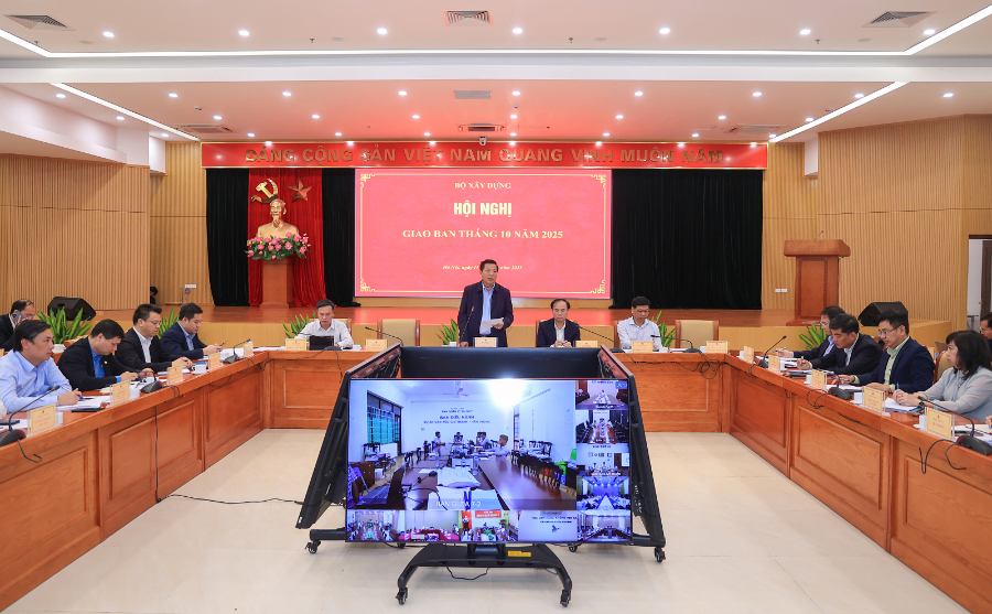 Bộ trưởng Trần Hồng Minh phát biểu chỉ đạo cuộc họp (Ảnh: BXD).