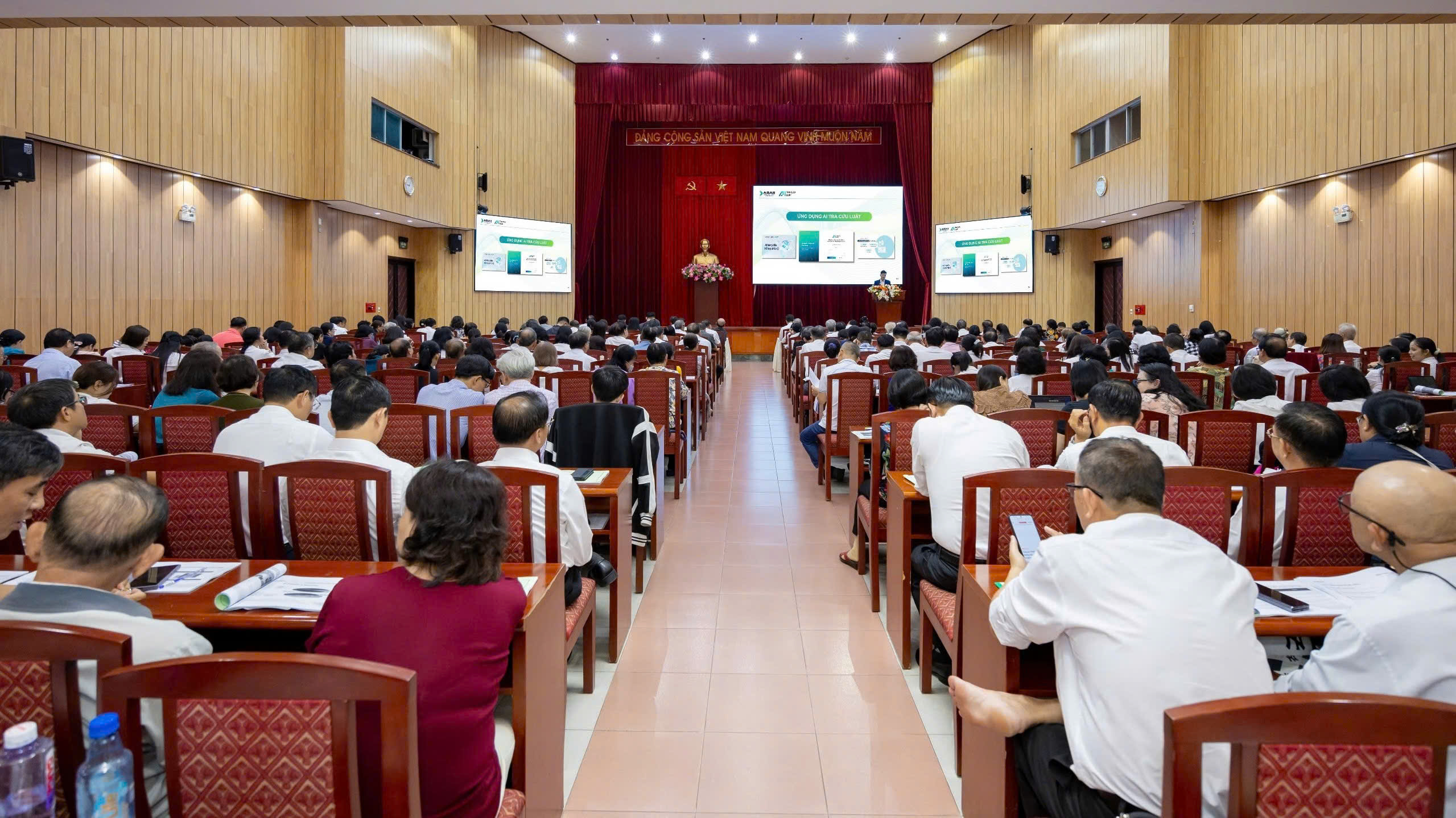 Buổi tập huấn nghiệp vụ cho thẩm phán, thẩm tra viên, thư ký và hòa giải viên ngày 28/6/2025, AI Tra Cứu Luật được giới thiệu như công cụ hỗ trợ tra cứu và phân tích văn bản pháp luật.