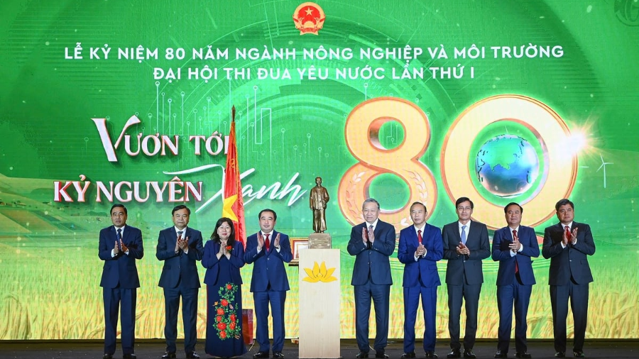 Theo Tổng Bí thư Tô Lâm: Việc hợp nhất Bộ Nông nghiệp và Phát triển nông thôn với Bộ Tài nguyên và Môi trường để hình thành Bộ Nông nghiệp và Môi trường thể hiện tư duy phát triển mới là quản lý tổng hợp tài nguyên, phát triển nông nghiệp theo hướng thống nhất, liên kết hữu cơ.