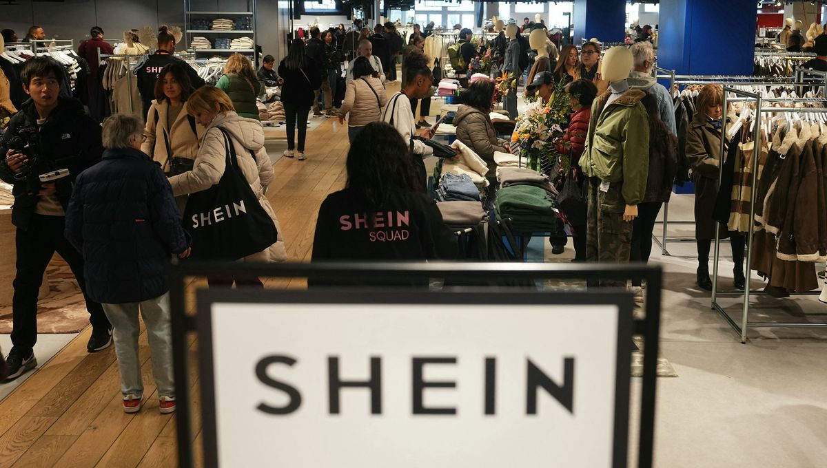 Rất đông các gia đình, các cặp đôi và nhóm bạn đã đến mua sắm tại cửa hàng Shein.