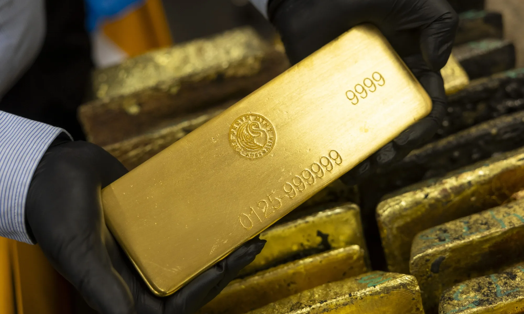 Giá vàng tiếp tục đi lên nhờ USD giảm, SPDR Gold Trust mua hơn 4 tấn