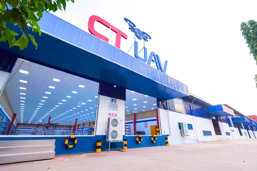 Nhà máy chế tạo UAV đa ứng dụng, nhà máy chế tạo UAV Vận tải hạng nặng, nhà máy chế tạo pin UAV, nhà máy chế tạo động cơ UAV (từ trái qua phải).