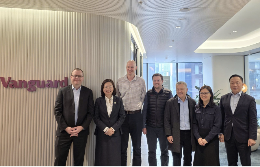 Đoàn công tác Uỷ ban Chứng khoán Nhà nước chụp ảnh lưu niệm với Quỹ đầu tư toàn cầu Vanguard.