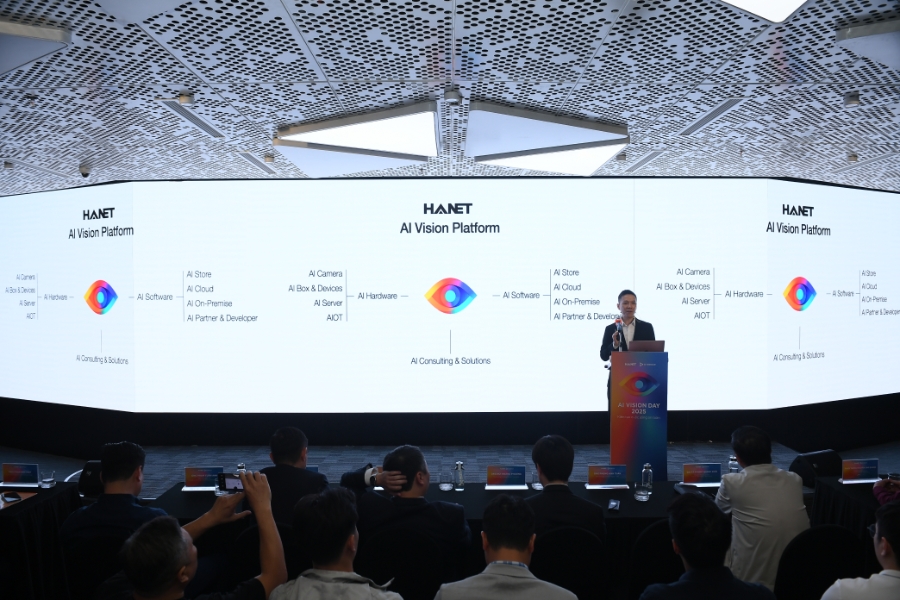 Ông Võ Đức Thọ, Tổng Giám đốc HANET Technology, giới thiệu về các tính năng AI tại sự kiện.