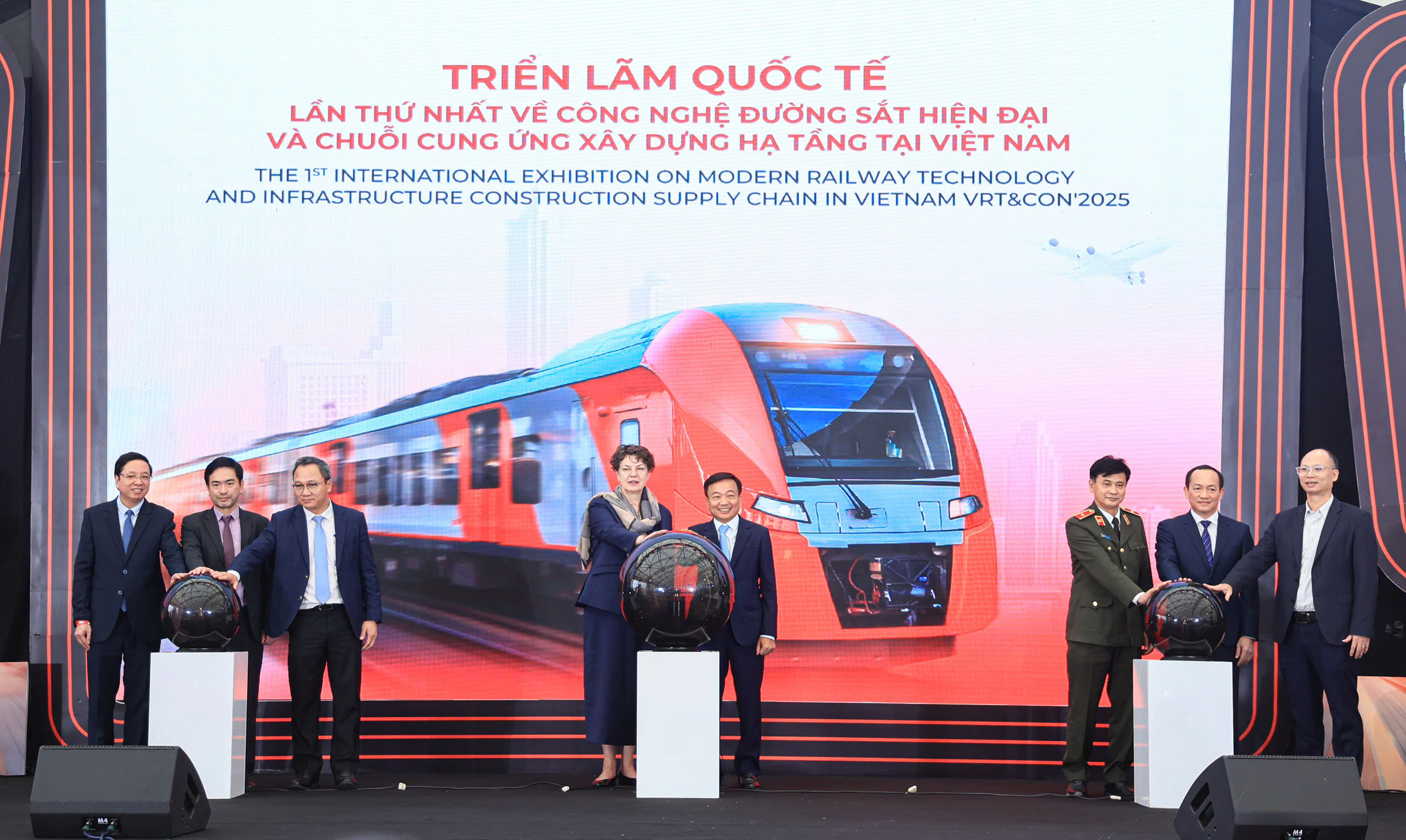 Các đại biểu bấm nút khai mạc sự kiện về đường sắt tốc độ cao. 
