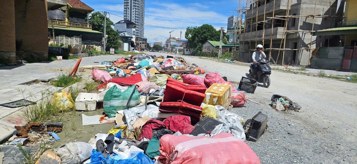 Vấn đề&nbsp;xử lý rác thải sinh hoạt&nbsp;đang trở thành&nbsp;bài toán nan giải&nbsp;đối với nhiều địa phương tại Nghệ An. Ảnh: Thu Hiền