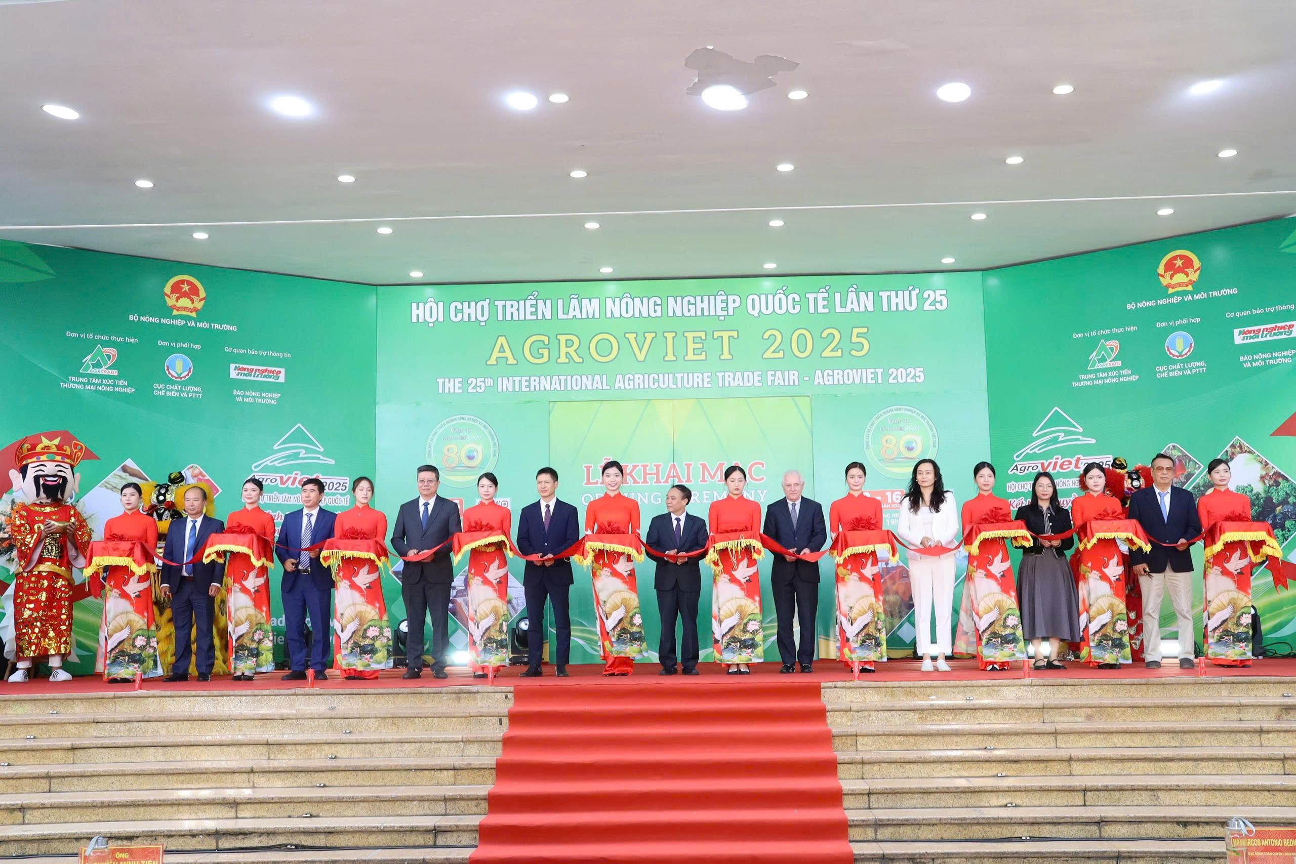 Cắt băng khai mạc AgroViet 2025.