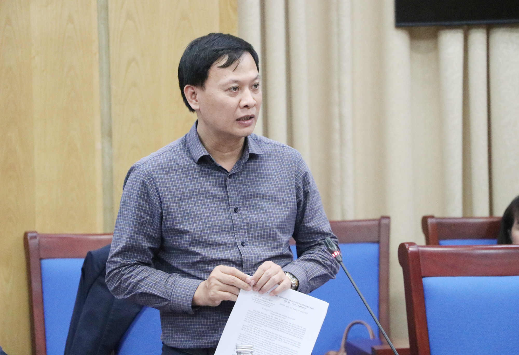 Giám đốc Ban Quản lý đầu tư xây dựng các công trình dân dụng, công nghiệp tỉnh Vương Đình Nhuận báo cáo công tác triển khai Chương trình đầu tư xây dựng các Trường phổ thông nội trú liên cấp cho các xã biên giới